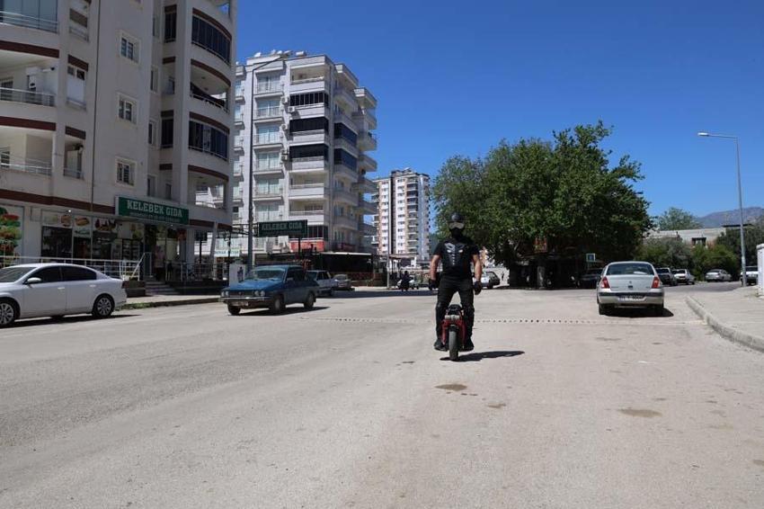 Trafikte gören "robot" sanıyor! Tüm ilde ilgi odağı oldu