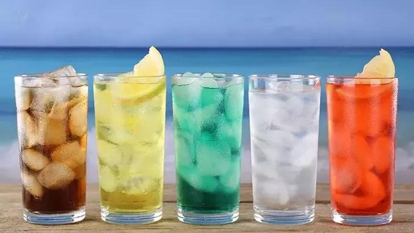 Meyveli sodalardaki tehlike: C vitaminiyle birleşince mide deliyor!