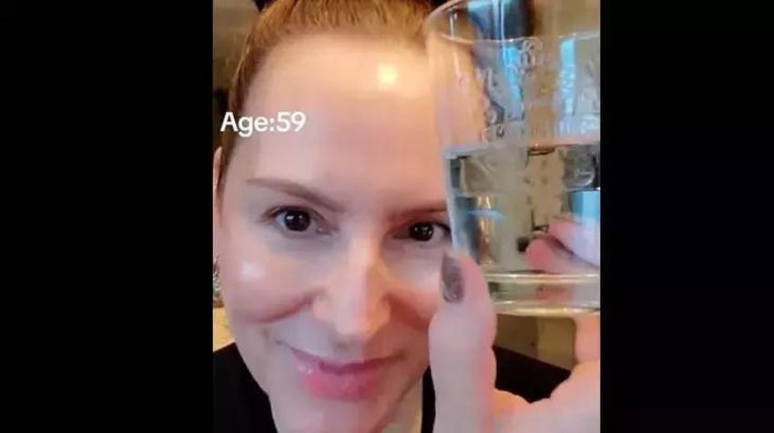 59 yaşında ama tek bir kırışığı yok! Botoks yok, dolgu yok: Meğer gençlik sırrı buymuş!