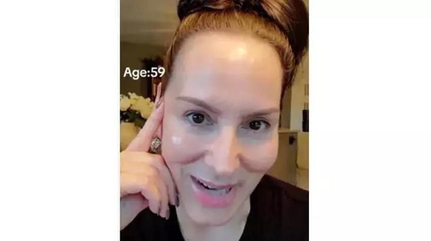 59 yaşında ama tek bir kırışığı yok! Botoks yok, dolgu yok: Meğer gençlik sırrı buymuş!