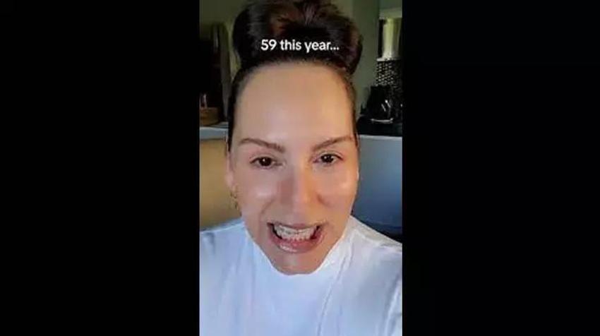 59 yaşında ama tek bir kırışığı yok! Botoks yok, dolgu yok: Meğer gençlik sırrı buymuş!