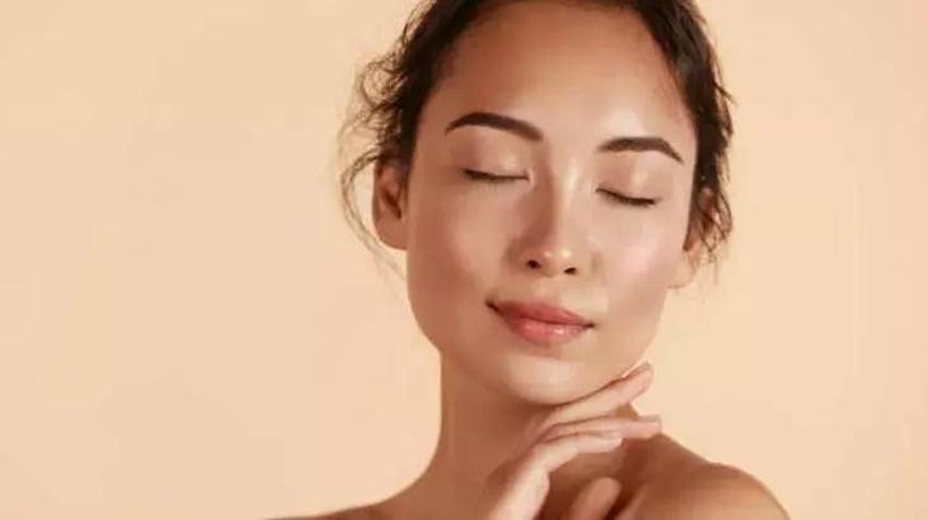 59 yaşında ama tek bir kırışığı yok! Botoks yok, dolgu yok: Meğer gençlik sırrı buymuş!