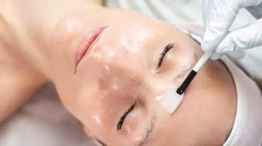 59 yaşında ama tek bir kırışığı yok! Botoks yok, dolgu yok: Meğer gençlik sırrı buymuş!