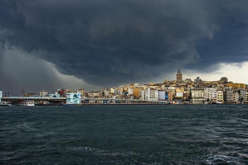 Meteoroloji'den uyarılar peş peşe geldi: İstanbul'a kuvvetli yağış geliyor: Saat verildi!
