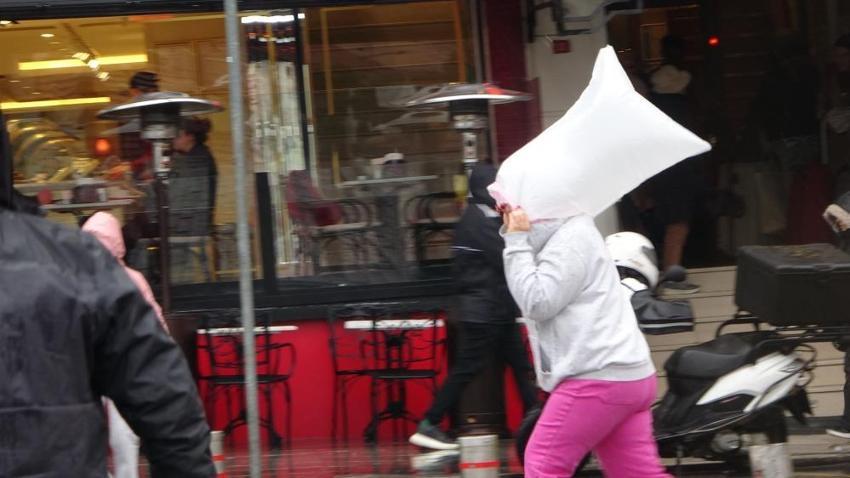 Gök gürültülü sağanak yağış geliyor! Meteoroloji, AKOM İstanbul için saat vererek uyardı