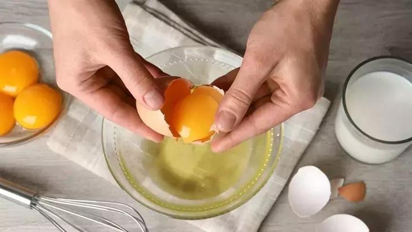 Tek bir kırışık bırakmıyor - 2 tanesini zerdeçalla karıştırıp direkt sürün; gençliği 10 yıl geri çağırıyor