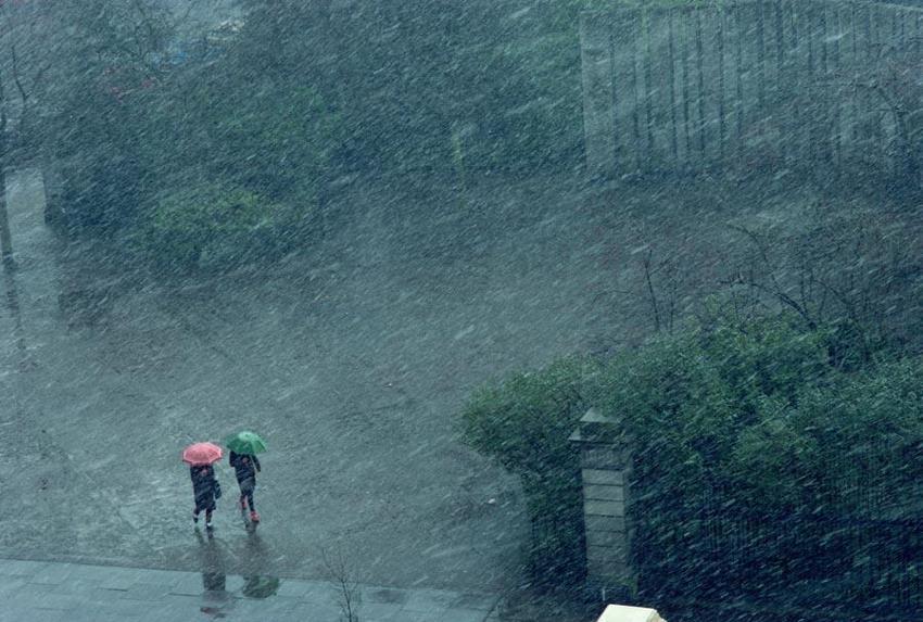 Kuvvetli yağış ve gök gürültülü sağanak! Meteoroloji ve AKOM saat vererek 45 şehri uyardı