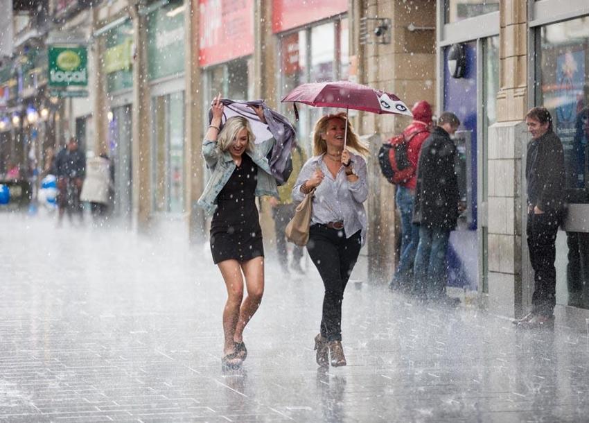 Kuvvetli yağış ve gök gürültülü sağanak! Meteoroloji ve AKOM saat vererek 45 şehri uyardı