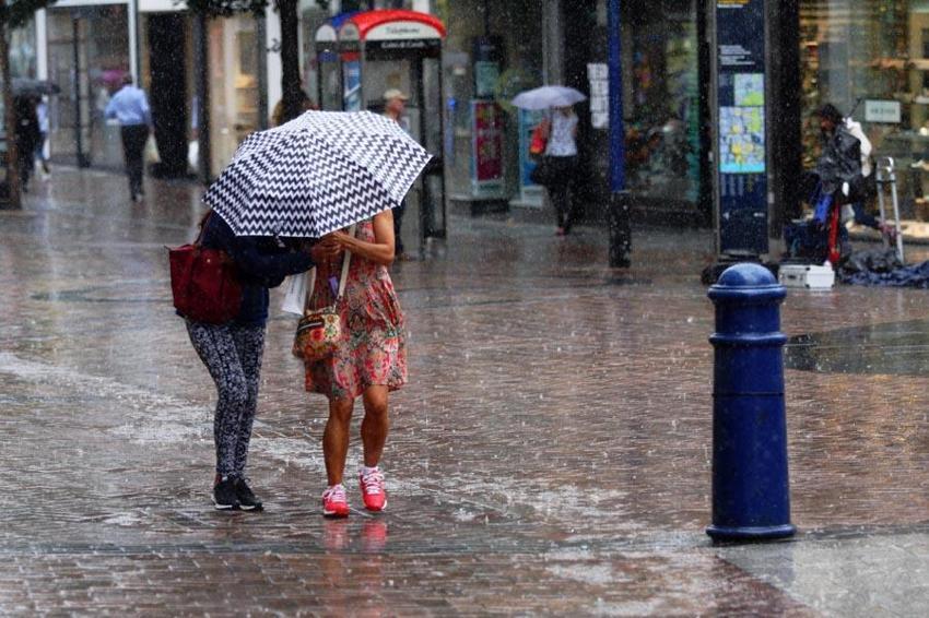 Kuvvetli yağış ve gök gürültülü sağanak! Meteoroloji ve AKOM saat vererek 45 şehri uyardı