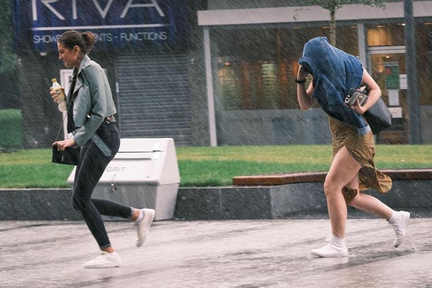 Kuvvetli yağış ve gök gürültülü sağanak! Meteoroloji ve AKOM saat vererek 45 şehri uyardı