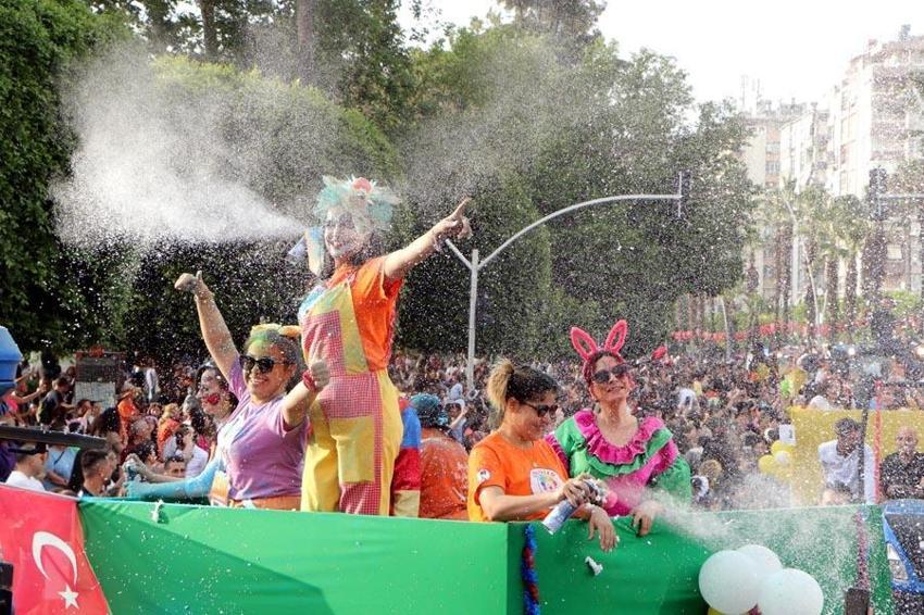 Adana'da Portakal Çiçeği Festivali'nde binlerce kişinin katıldığı kortej renkli görüntüler oluşturdu
