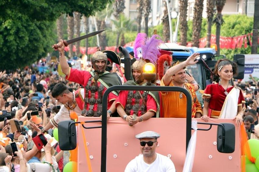 Adana'da Portakal Çiçeği Festivali'nde binlerce kişinin katıldığı kortej renkli görüntüler oluşturdu