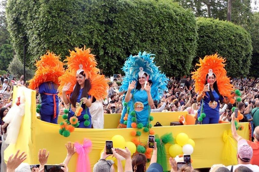 Adana'da Portakal Çiçeği Festivali'nde binlerce kişinin katıldığı kortej renkli görüntüler oluşturdu