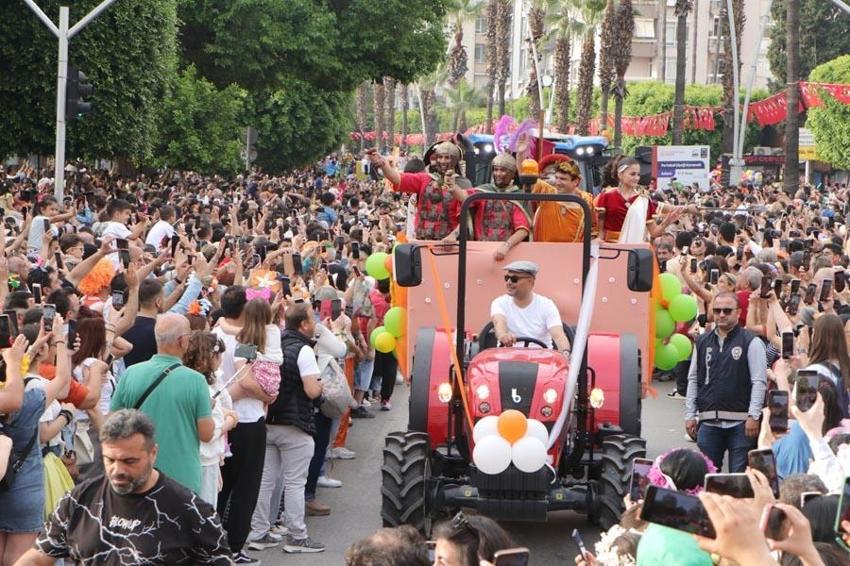 Adana'da Portakal Çiçeği Festivali'nde binlerce kişinin katıldığı kortej renkli görüntüler oluşturdu