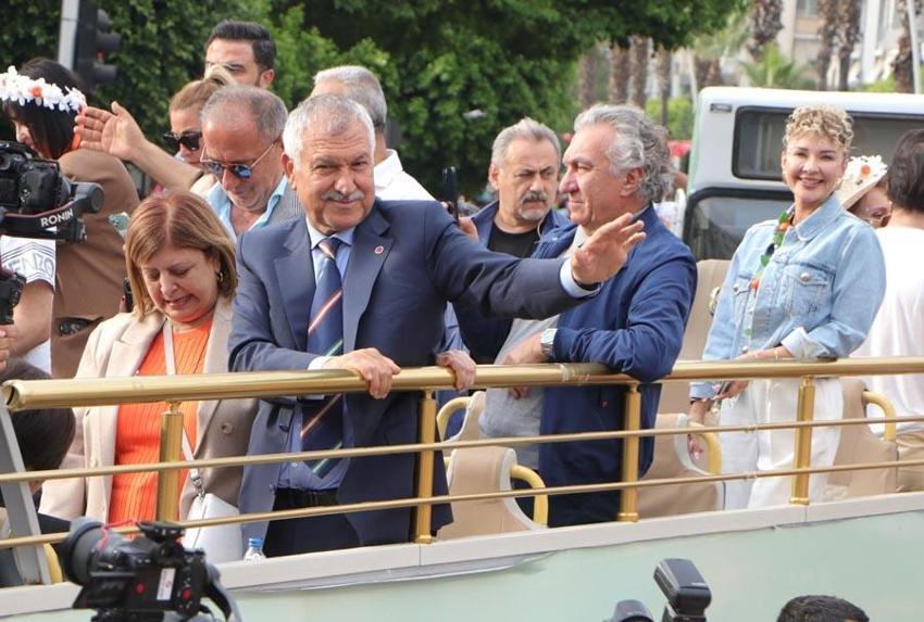 Adana'da Portakal Çiçeği Festivali'nde binlerce kişinin katıldığı kortej renkli görüntüler oluşturdu