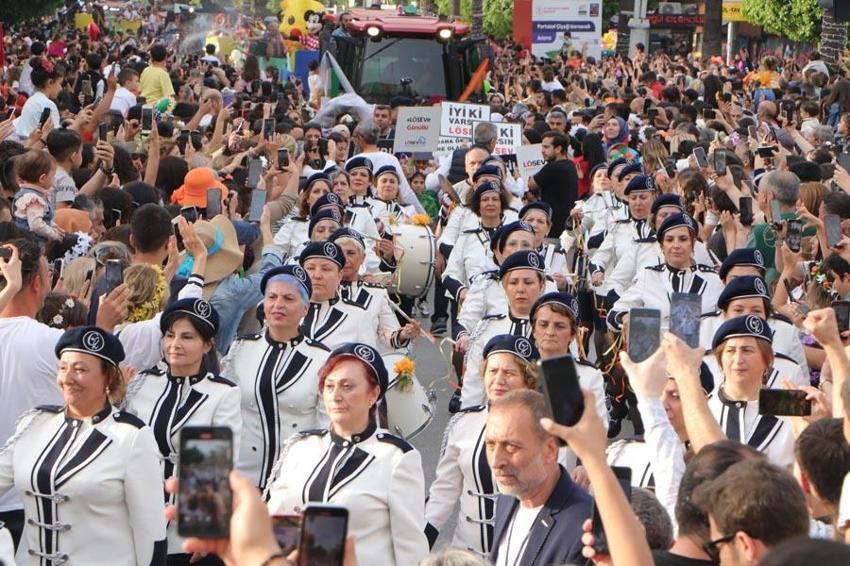Adana'da Portakal Çiçeği Festivali'nde binlerce kişinin katıldığı kortej renkli görüntüler oluşturdu