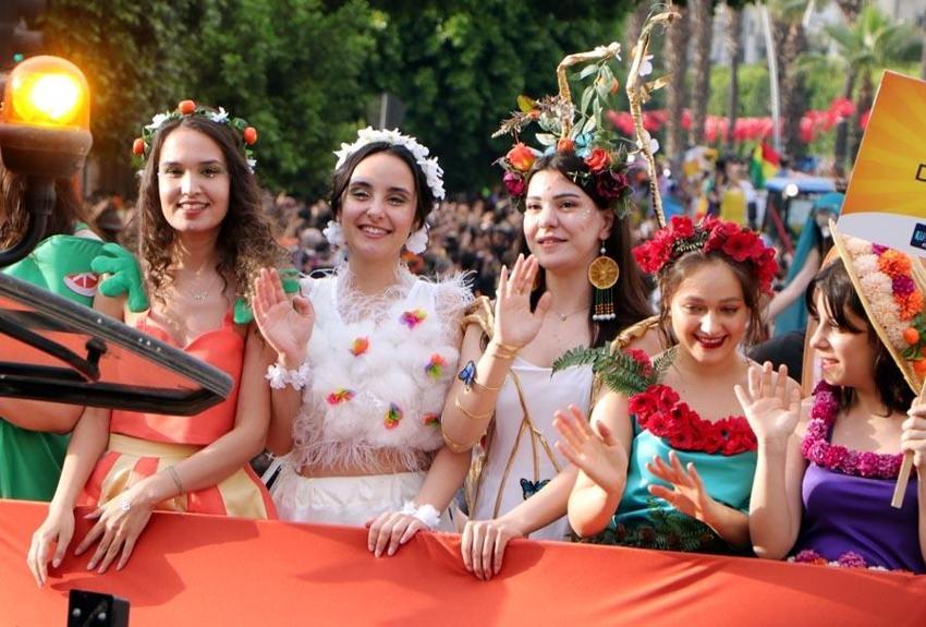 Adana'da Portakal Çiçeği Festivali'nde binlerce kişinin katıldığı kortej renkli görüntüler oluşturdu