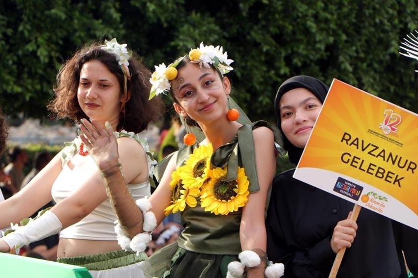 Adana'da Portakal Çiçeği Festivali'nde binlerce kişinin katıldığı kortej renkli görüntüler oluşturdu