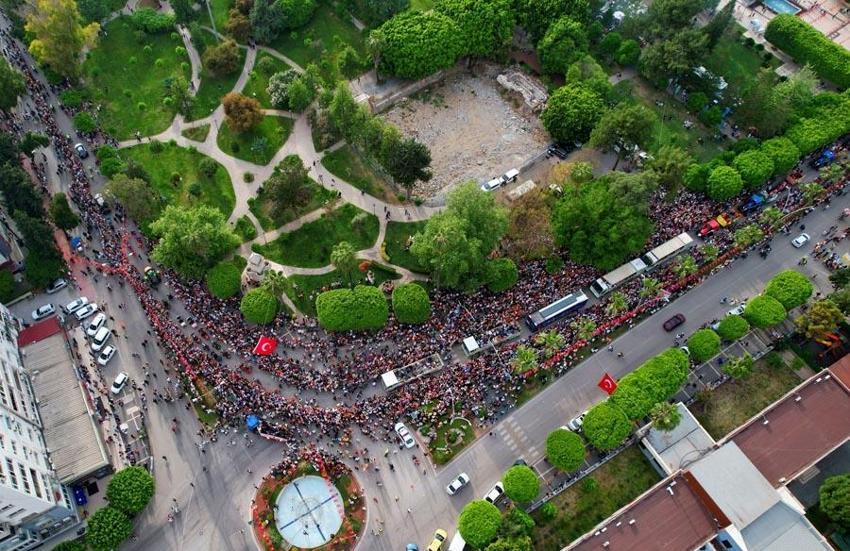 Adana'da Portakal Çiçeği Festivali'nde binlerce kişinin katıldığı kortej renkli görüntüler oluşturdu