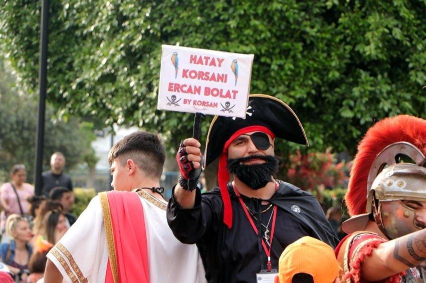 Adana'da Portakal Çiçeği Festivali'nde binlerce kişinin katıldığı kortej renkli görüntüler oluşturdu