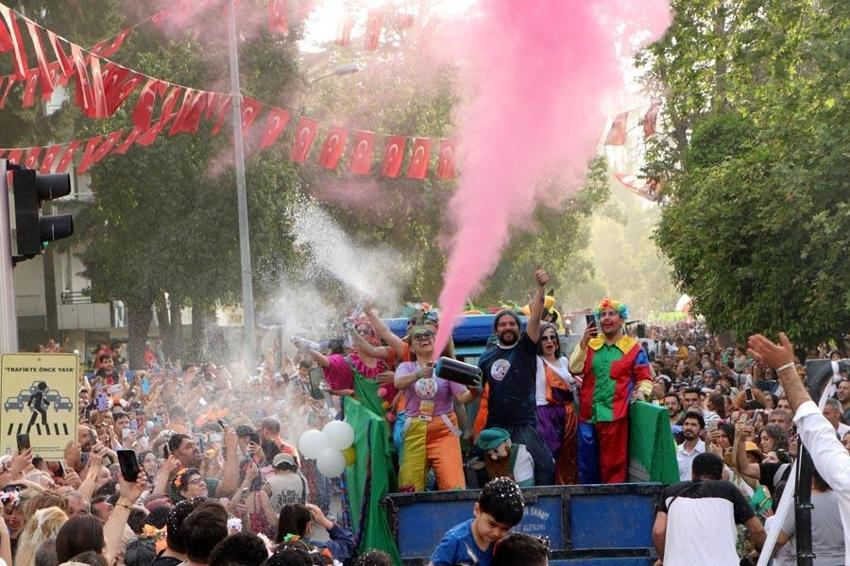 Adana'da Portakal Çiçeği Festivali'nde binlerce kişinin katıldığı kortej renkli görüntüler oluşturdu
