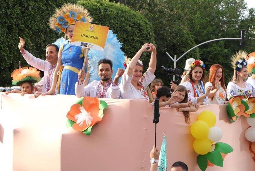 Adana'da Portakal Çiçeği Festivali'nde binlerce kişinin katıldığı kortej renkli görüntüler oluşturdu