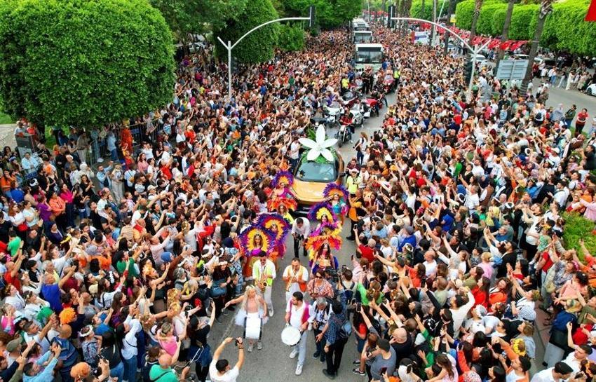 Adana'da Portakal Çiçeği Festivali'nde binlerce kişinin katıldığı kortej renkli görüntüler oluşturdu