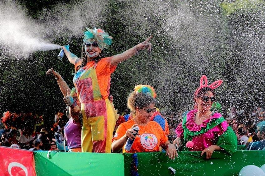 Adana'da Portakal Çiçeği Festivali'nde binlerce kişinin katıldığı kortej renkli görüntüler oluşturdu