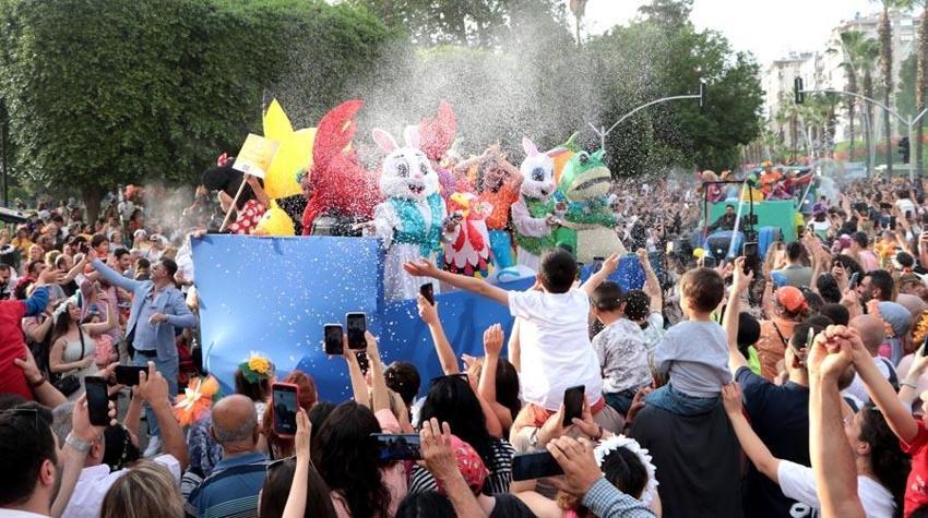 Adana'da Portakal Çiçeği Festivali'nde binlerce kişinin katıldığı kortej renkli görüntüler oluşturdu