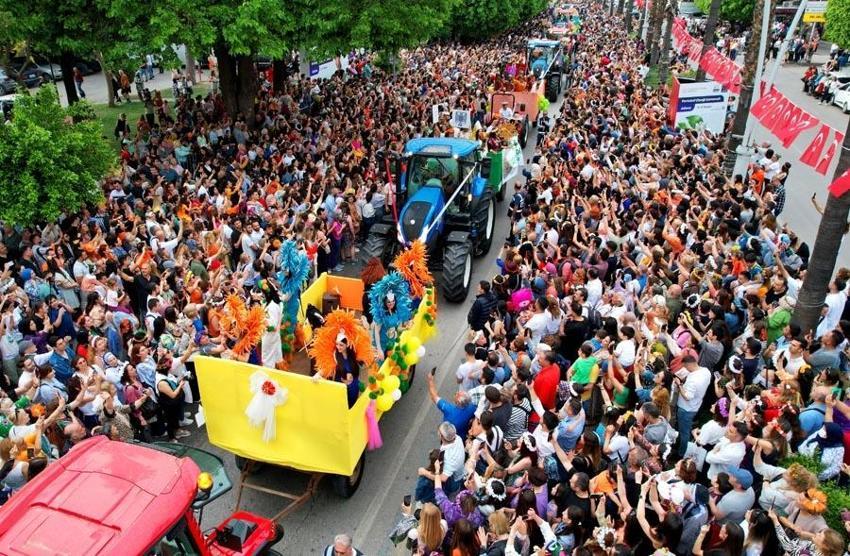 Adana'da Portakal Çiçeği Festivali'nde binlerce kişinin katıldığı kortej renkli görüntüler oluşturdu