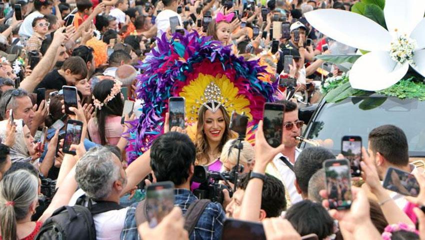 Adana'da Portakal Çiçeği Festivali'nde binlerce kişinin katıldığı kortej renkli görüntüler oluşturdu