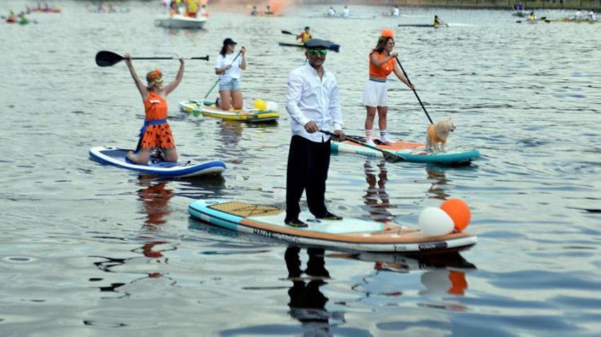 Portakal Çiçeği Karnavalı'nda ‘su korteji’; kano, gondol ve tekneler nehri renklendirdi