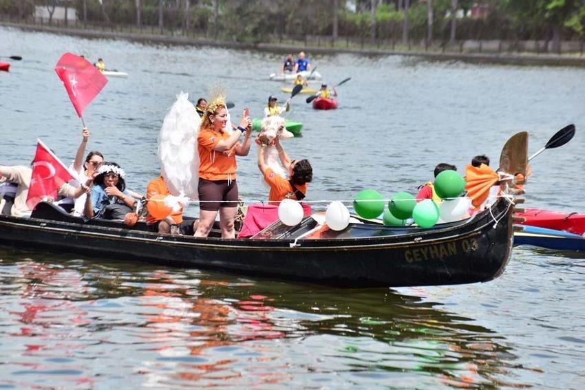 Portakal Çiçeği Karnavalı'nda ‘su korteji’; kano, gondol ve tekneler nehri renklendirdi