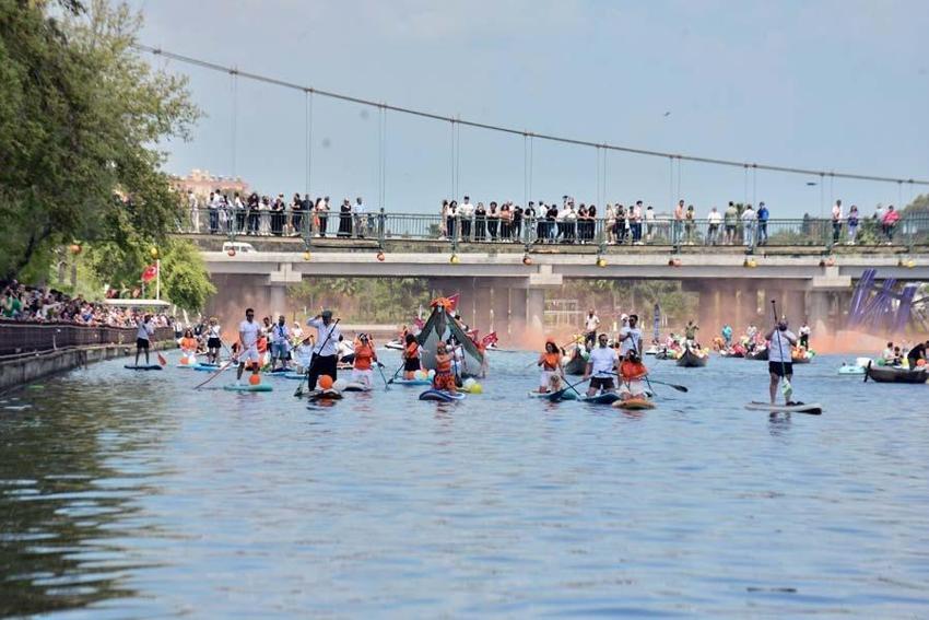 Portakal Çiçeği Karnavalı'nda ‘su korteji’; kano, gondol ve tekneler nehri renklendirdi