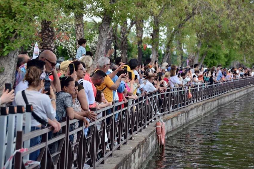 Portakal Çiçeği Karnavalı'nda ‘su korteji’; kano, gondol ve tekneler nehri renklendirdi