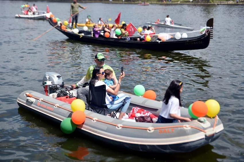 Portakal Çiçeği Karnavalı'nda ‘su korteji’; kano, gondol ve tekneler nehri renklendirdi