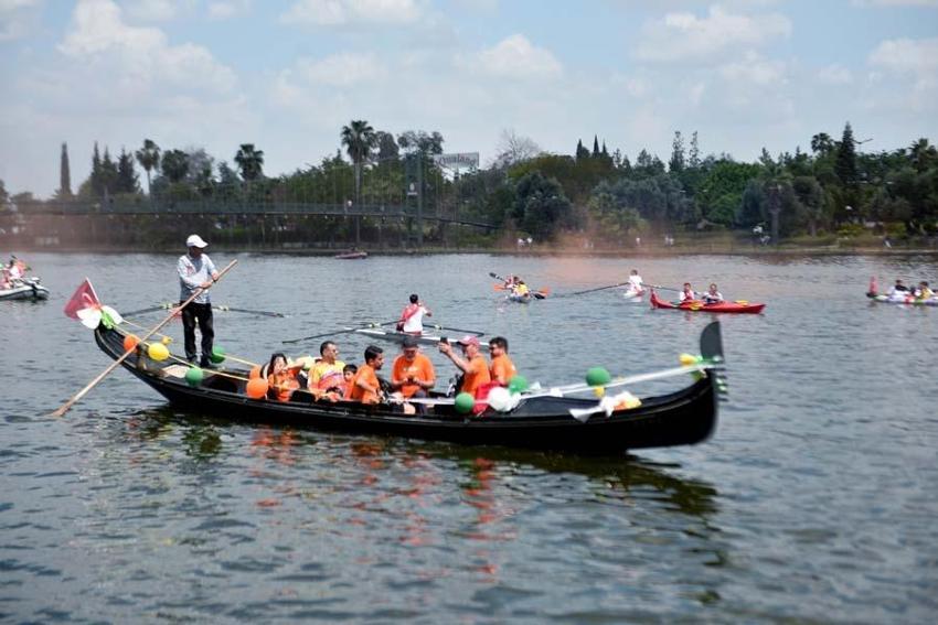 Portakal Çiçeği Karnavalı'nda ‘su korteji’; kano, gondol ve tekneler nehri renklendirdi