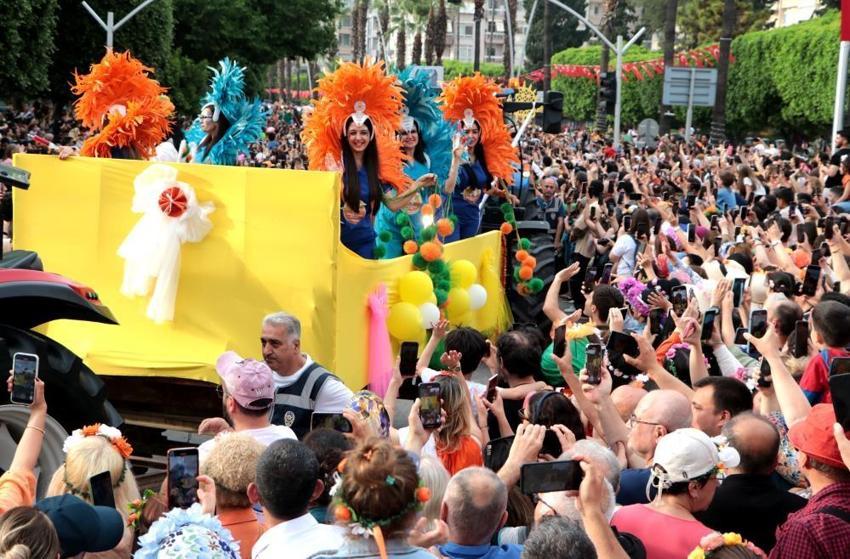 Türkiye'nin ilk ve tek karnavalı 'Portakal Çiçeği'ne 1.5 milyon kişi ...
