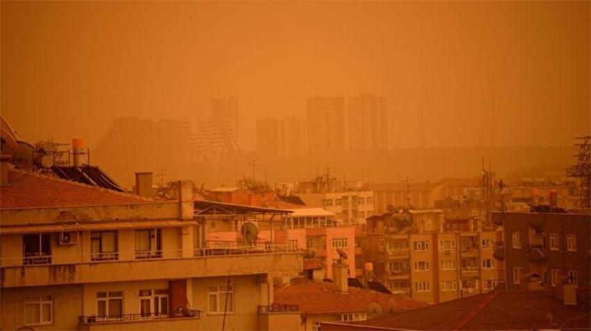 Yunanistan kızıla büründü! Uzmanlarda toz taşınımı uyarısı: 3 gün etkili olacak