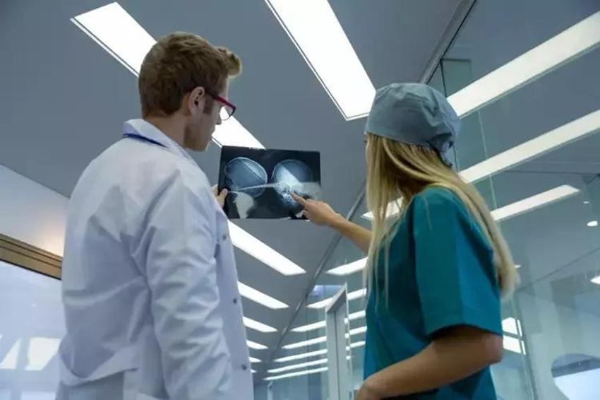 Gerçeği uyanınca öğrendi! Enfeksiyon sandılar ancak nadir görülen bir hastalık çıktı, doktolar önce gözünü kesti!