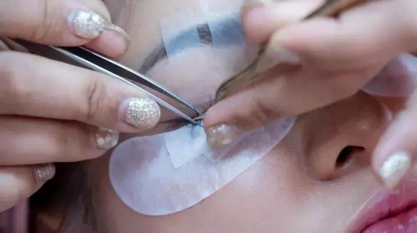 Kaşıntıyla başladı, 22 yaşında gözünün rengi değişti! Meğer tek yaptığı şey gözünü kör etmiş
