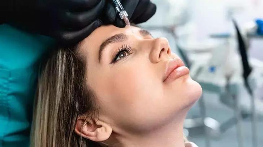 Yaptırdığı botoks 8 yıl sonra bile başına iş açtı! Şişlikler herkesi dehşete düşürdü