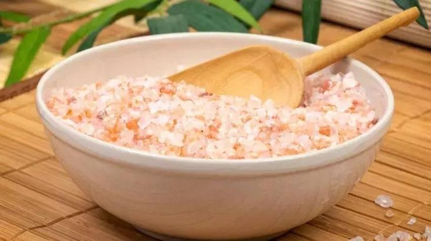 Balın içerisine 1 kaşık ekleyince vücuttaki zehir akıyor; En güçlüsü bu, cilde de sürülüyor!