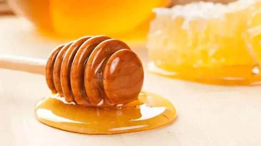 Balın içerisine 1 kaşık ekleyince vücuttaki zehir akıyor; En güçlüsü bu, cilde de sürülüyor!