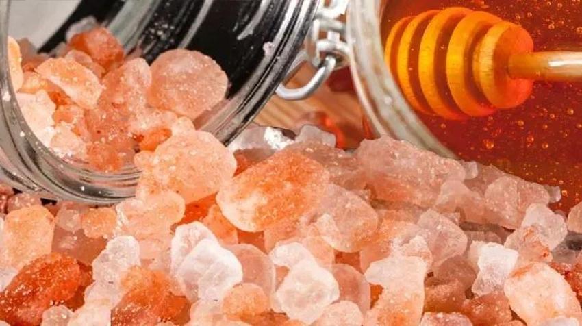 Balın içerisine 1 kaşık ekleyince vücuttaki zehir akıyor; En güçlüsü bu, cilde de sürülüyor!