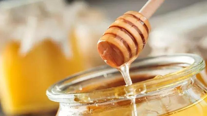 Balın içerisine 1 kaşık ekleyince vücuttaki zehir akıyor; En güçlüsü bu, cilde de sürülüyor!