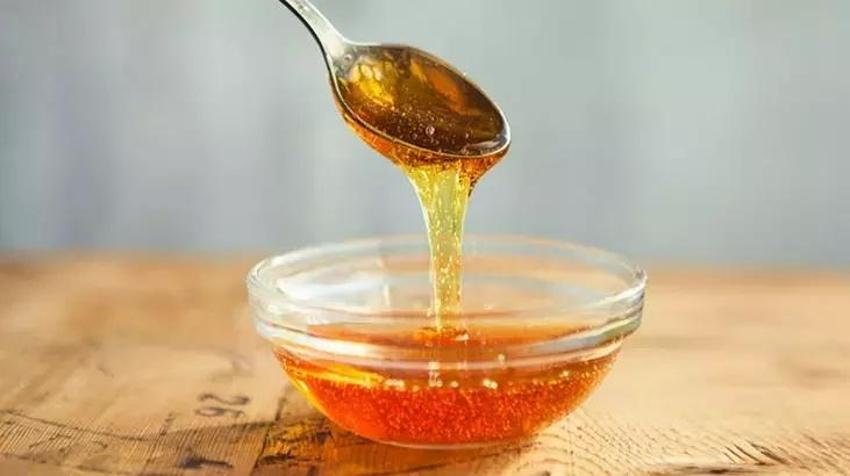 Balın içerisine 1 kaşık ekleyince vücuttaki zehir akıyor; En güçlüsü bu, cilde de sürülüyor!