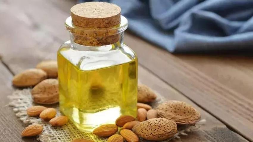 Dökülen kaşlara bir kez sürmek yetiyor; Sönmüş kaşlarda kaleme, dolguya gerek bırakmıyor!