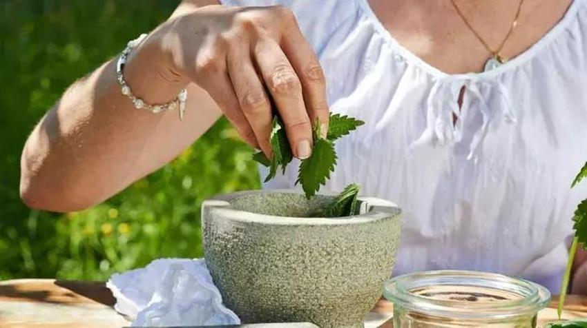 Dökülen kaşlara bir kez sürmek yetiyor; Sönmüş kaşlarda kaleme, dolguya gerek bırakmıyor!