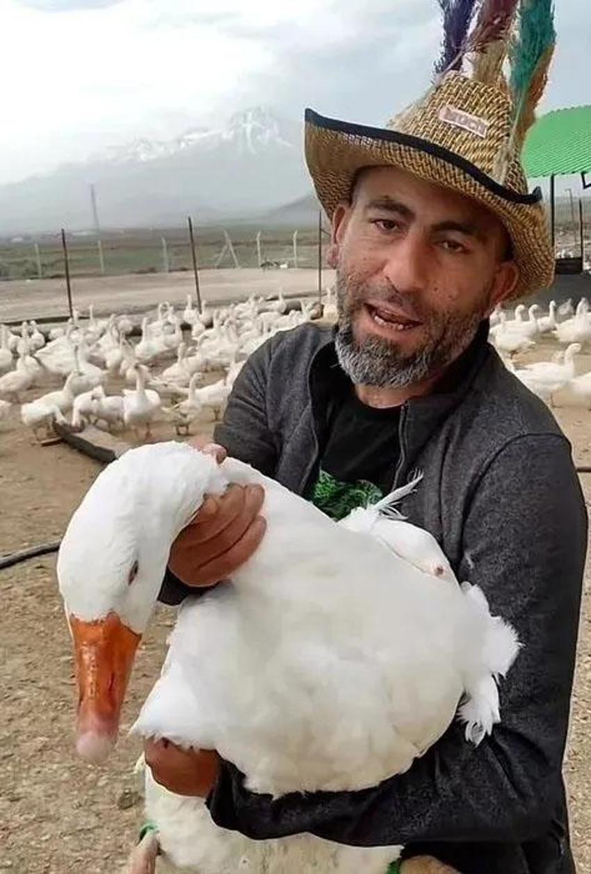 Neşet Turan öldü mü, Yürüyen Adam Neşet Turan’a ne oldu? Kamyon çarpma anı gündem olan enerji içeceği diyen Neşet Turan kimdir?